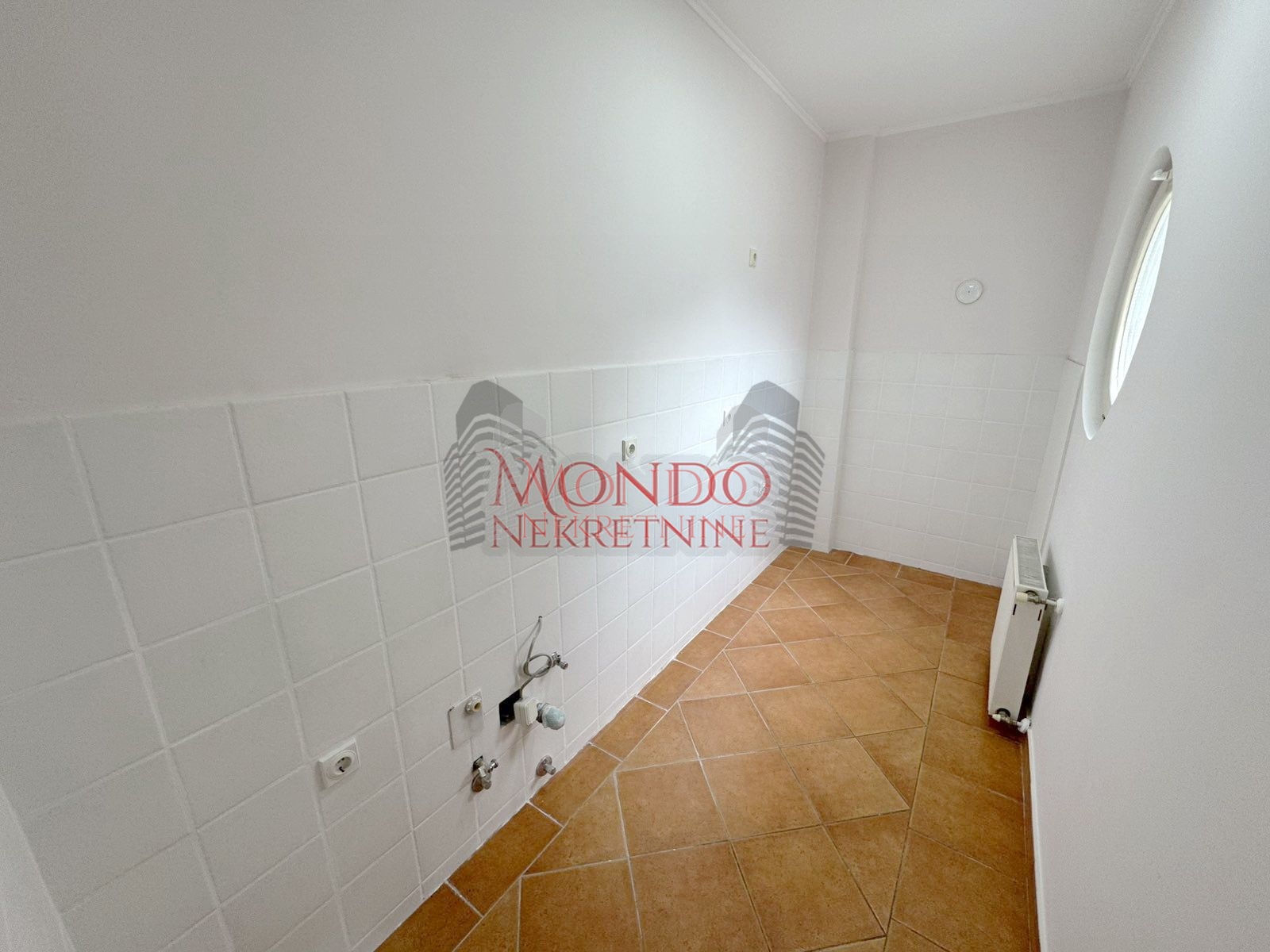 Trosoban stan u samom centru grada iza Foruma 4