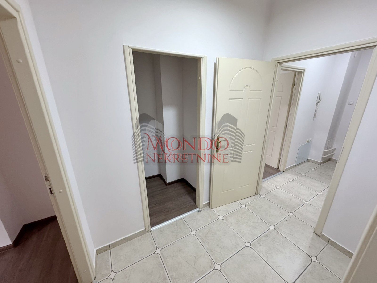 Trosoban stan u samom centru grada iza Foruma 10