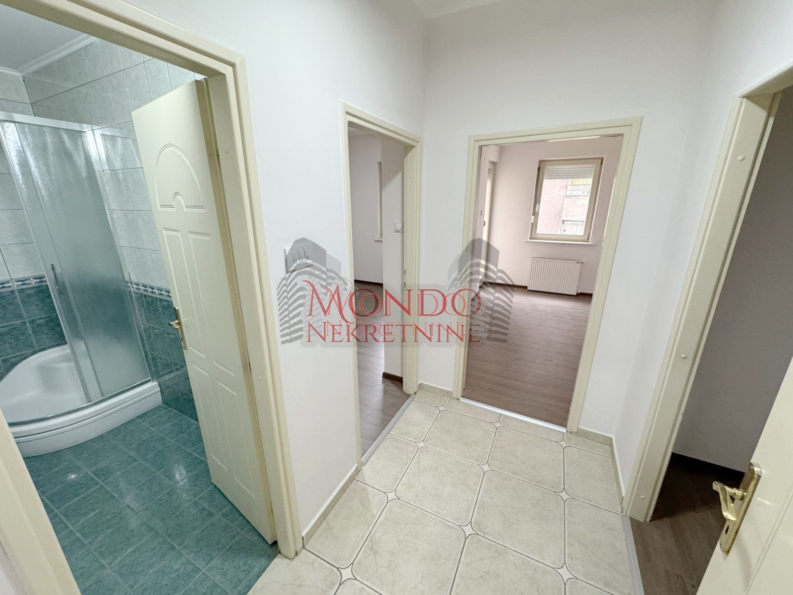 Trosoban stan u samom centru grada iza Foruma 6