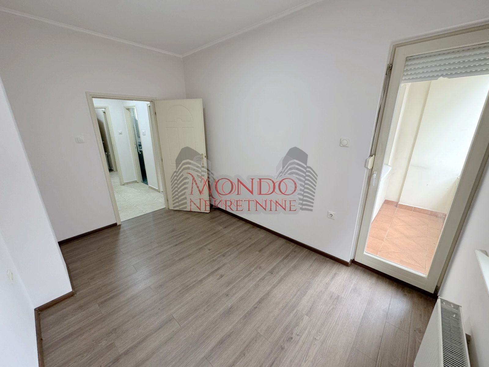 Trosoban stan u samom centru grada iza Foruma 8