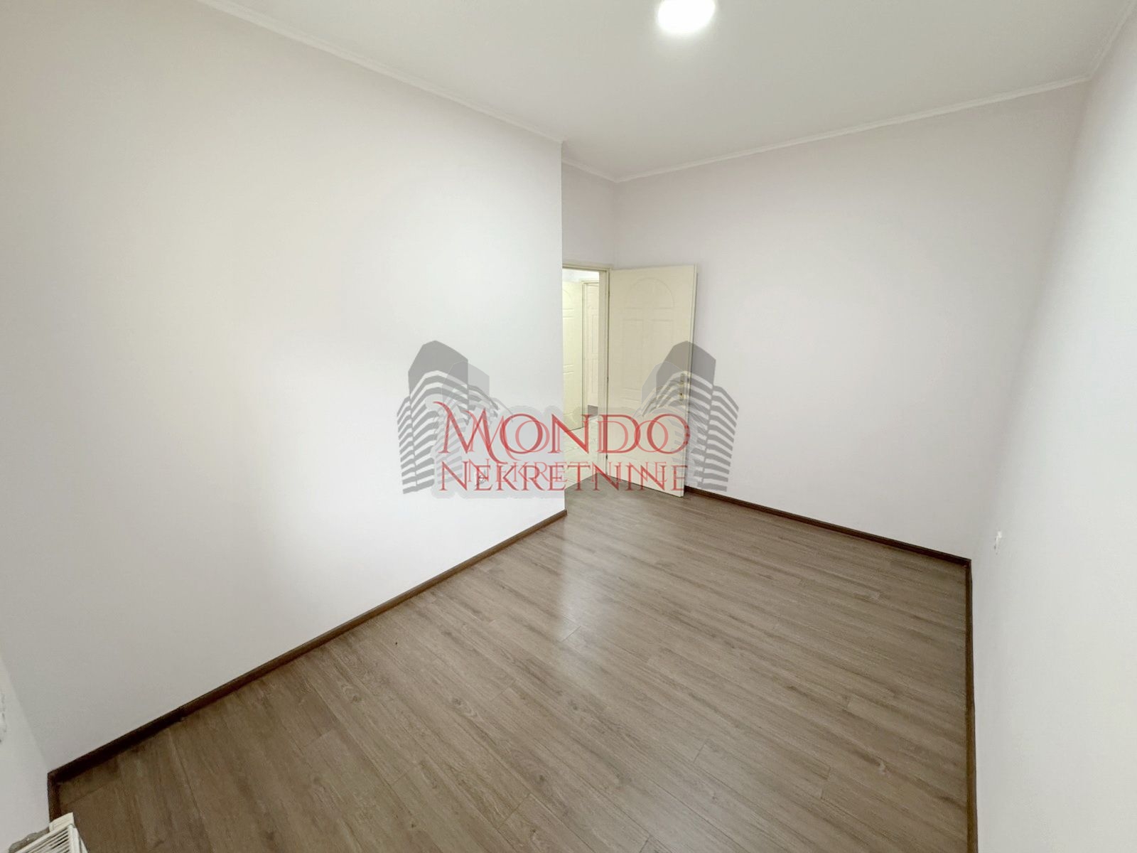 Trosoban stan u samom centru grada iza Foruma 12