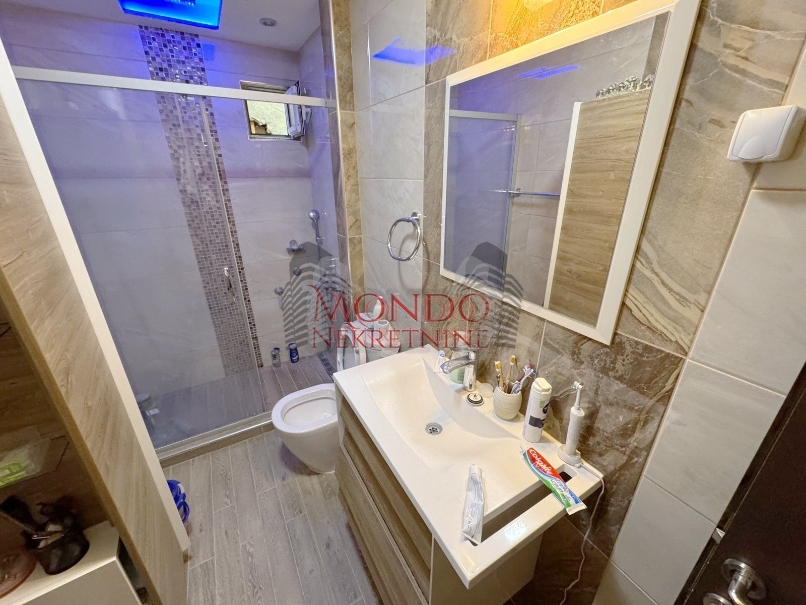 Trosoban stan u blizini Crvenog pevca, ul Dragise Cvetkovica 17