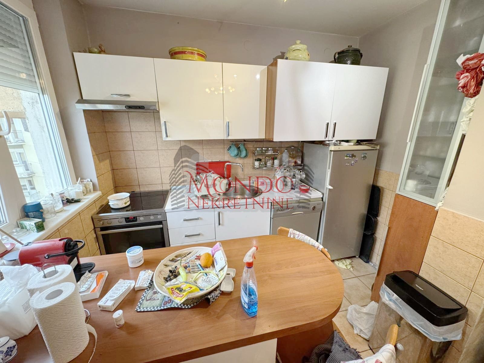 Trosoban stan u blizini Crvenog pevca, ul Dragise Cvetkovica 5