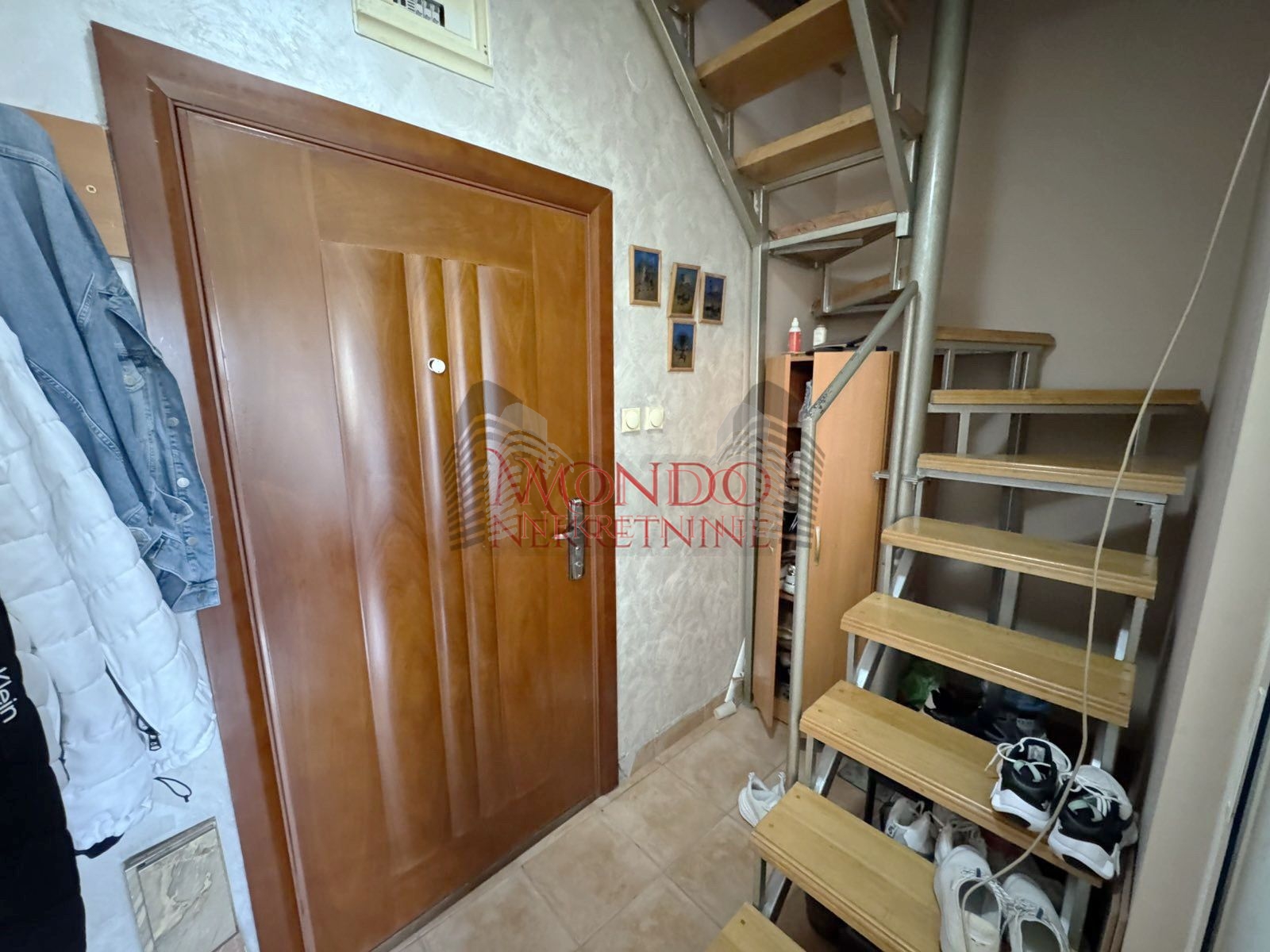 Trosoban stan u blizini Crvenog pevca, ul Dragise Cvetkovica 7