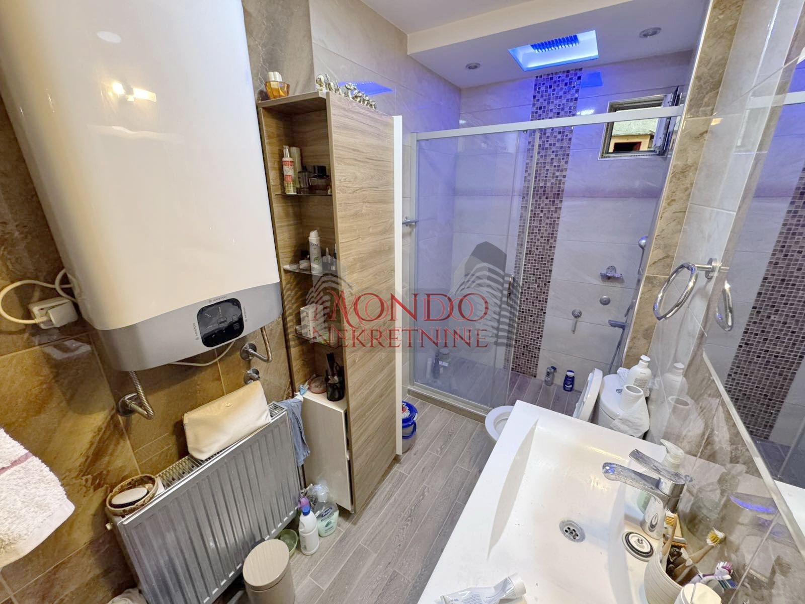 Trosoban stan u blizini Crvenog pevca, ul Dragise Cvetkovica 16