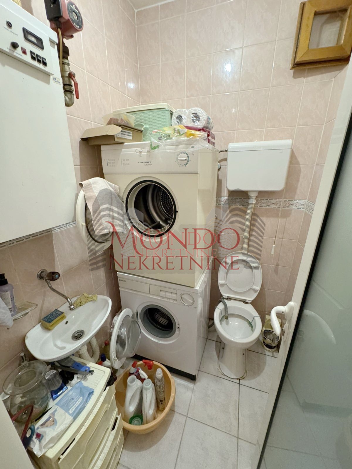 Trosoban stan u blizini Crvenog pevca, ul Dragise Cvetkovica 6