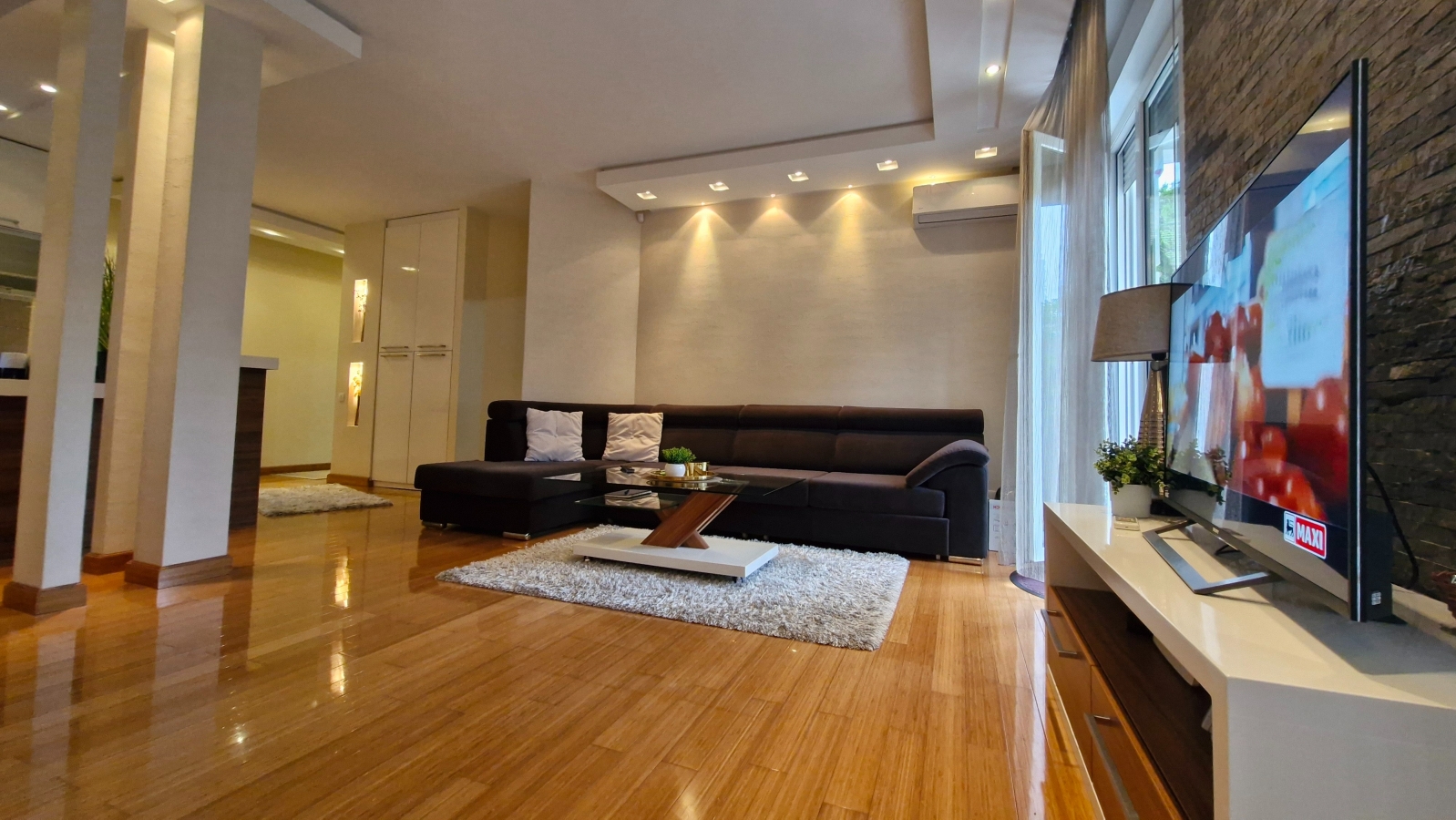 Izdavanje   Dedinje Beli dvor Dvosoban lux stan  novogradnja 1