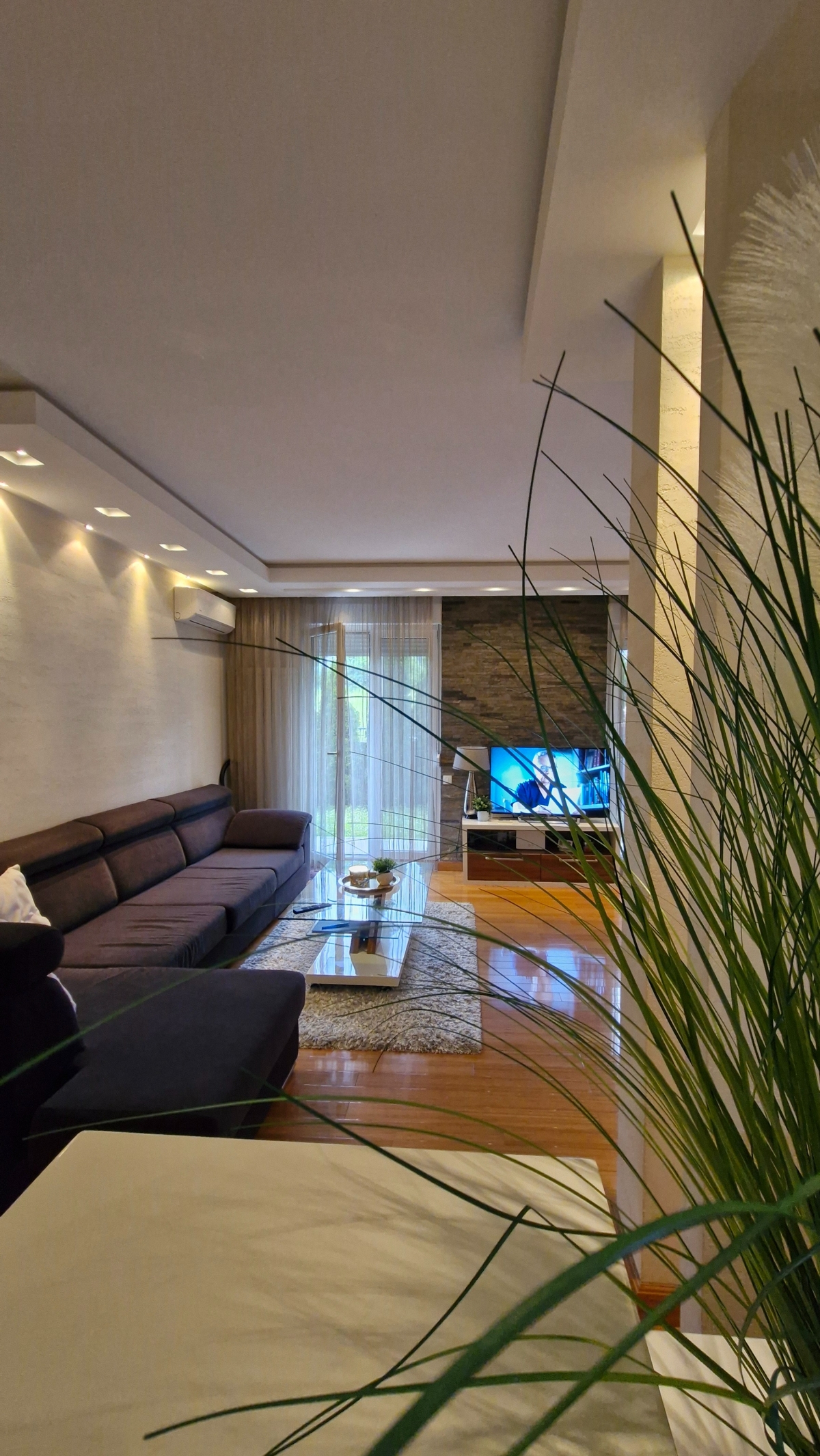 Izdavanje   Dedinje Beli dvor Dvosoban lux stan  novogradnja 2