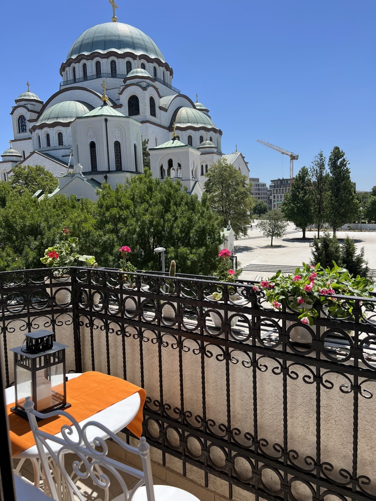 Izdavanje Ekskluzivan lux stan sa pogledom na Hram 1