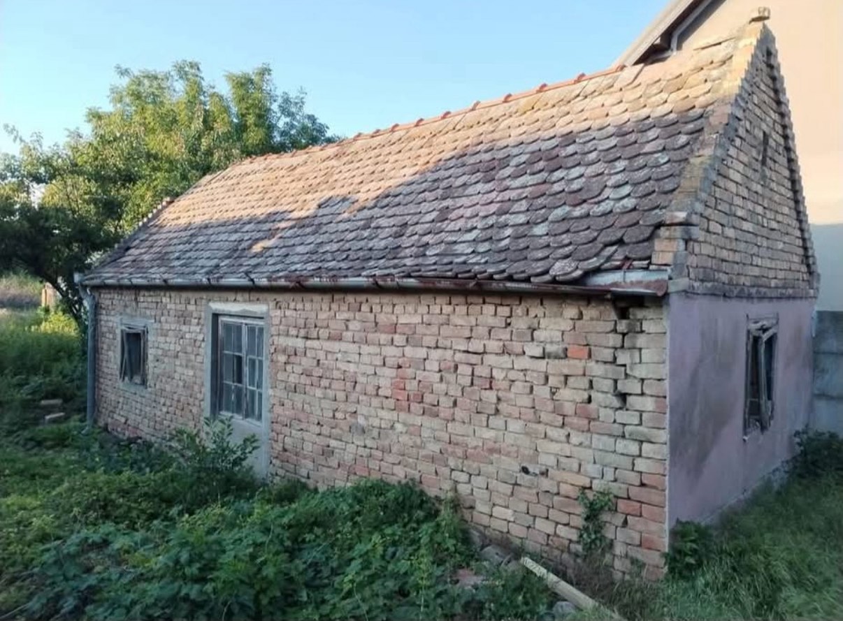 Prodajem plac sa manjom kucom u Kovacici 2