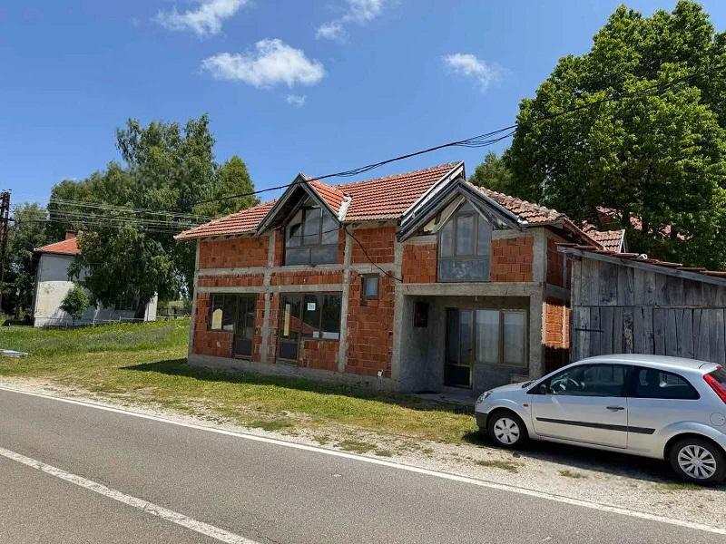 Vikendica sa poslovnim prostorom na Vlasinskom jezeru idealna za odmor ili posao 1