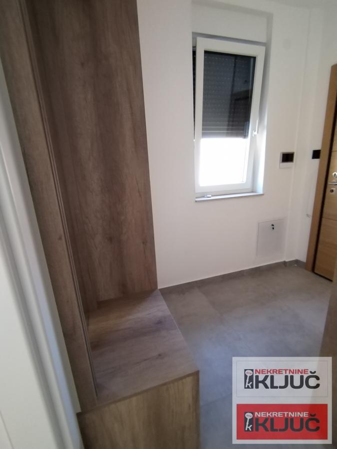 SOMBORSKI BULEVAR NOV DVOSOBAN STAN SA NOVIM NAMEŠTAJEM 10