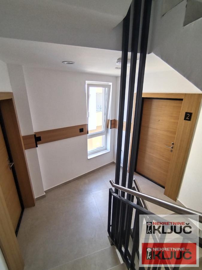 SOMBORSKI BULEVAR NOV DVOSOBAN STAN SA NOVIM NAMEŠTAJEM 11