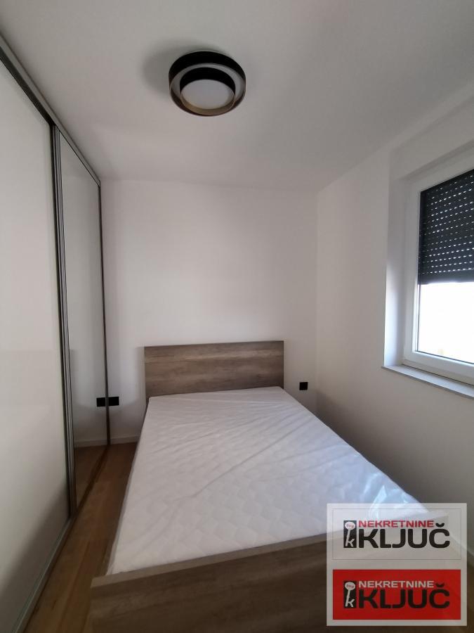 SOMBORSKI BULEVAR NOV DVOSOBAN STAN SA NOVIM NAMEŠTAJEM 12