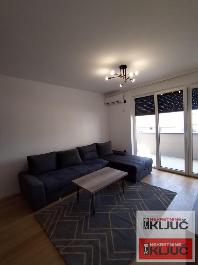 SOMBORSKI BULEVAR NOV DVOSOBAN STAN SA NOVIM NAMEŠTAJEM 3