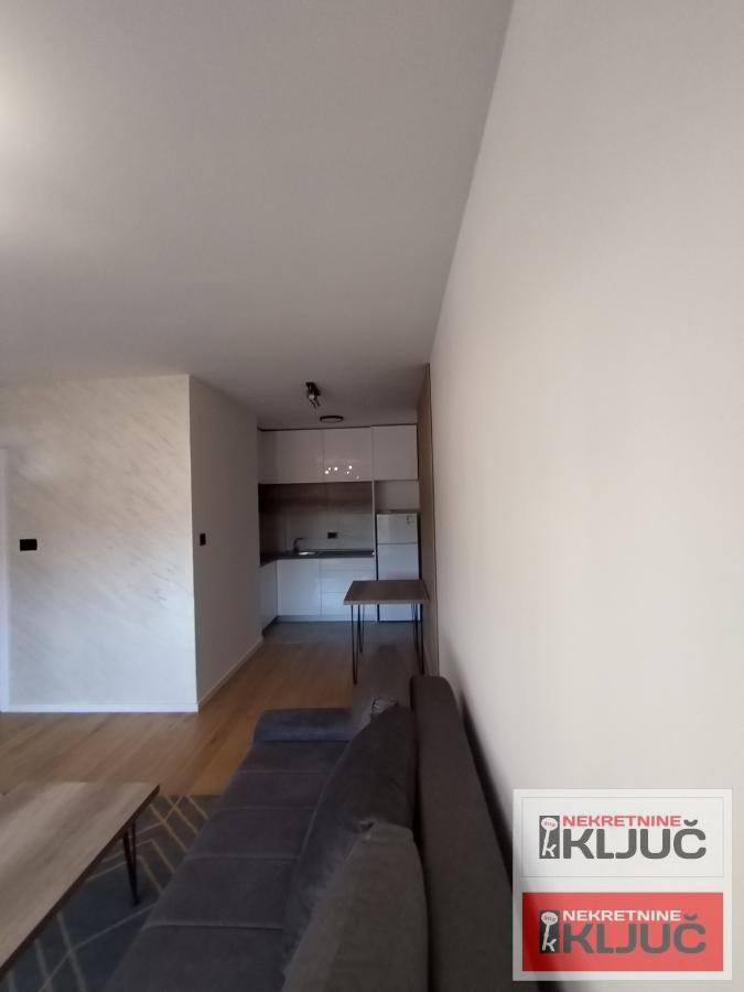 SOMBORSKI BULEVAR NOV DVOSOBAN STAN SA NOVIM NAMEŠTAJEM 4