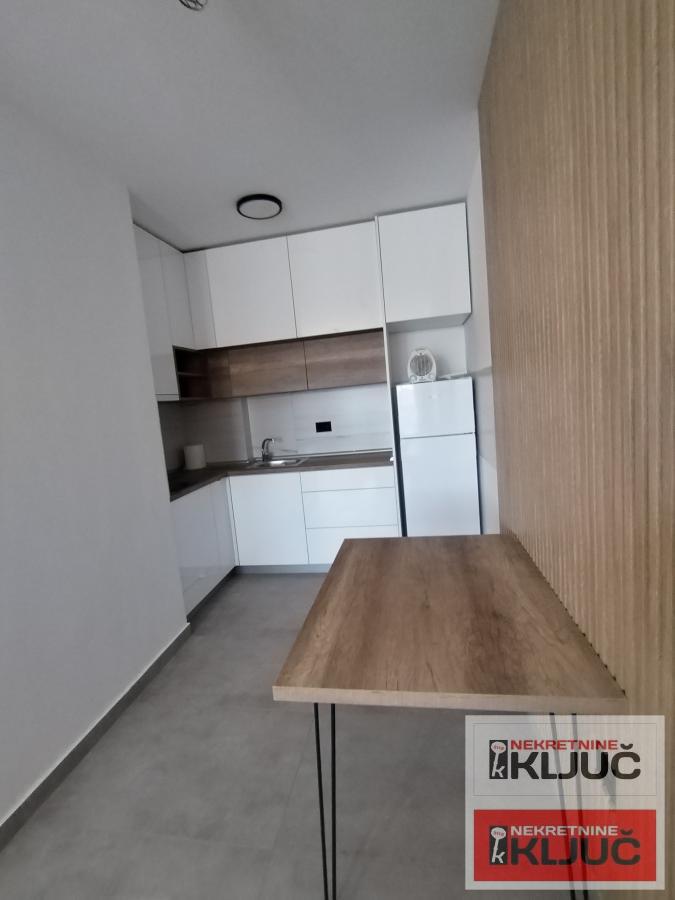 SOMBORSKI BULEVAR NOV DVOSOBAN STAN SA NOVIM NAMEŠTAJEM 6