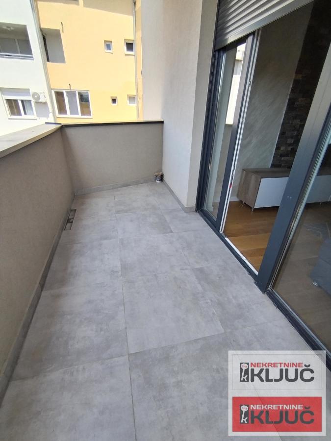 SOMBORSKI BULEVAR NOV DVOSOBAN STAN SA NOVIM NAMEŠTAJEM 7