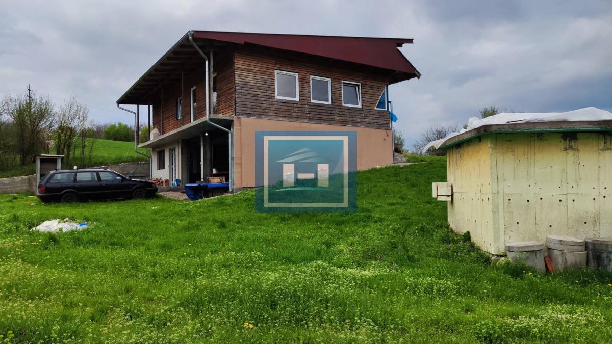 Kuća na parceli od 10 hektara zemlje u okolini Batočine 1