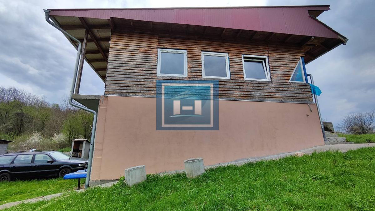 Kuća na parceli od 10 hektara zemlje u okolini Batočine 2