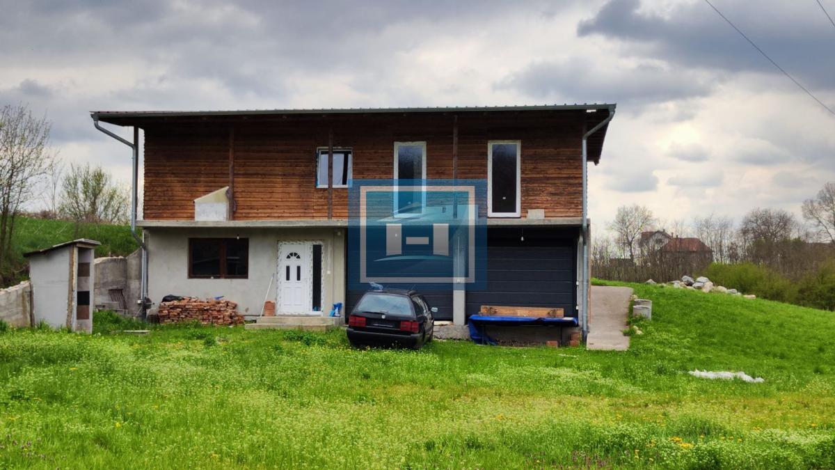 Kuća na parceli od 10 hektara zemlje u okolini Batočine 3