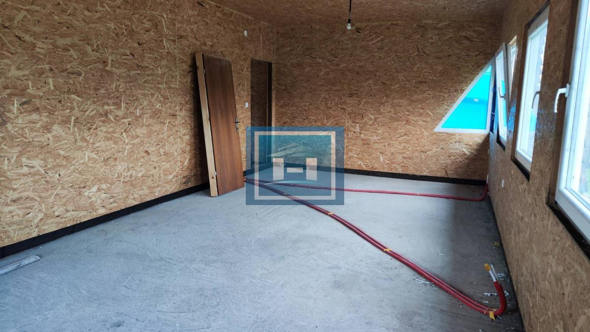 Kuća na parceli od 10 hektara zemlje u okolini Batočine 16