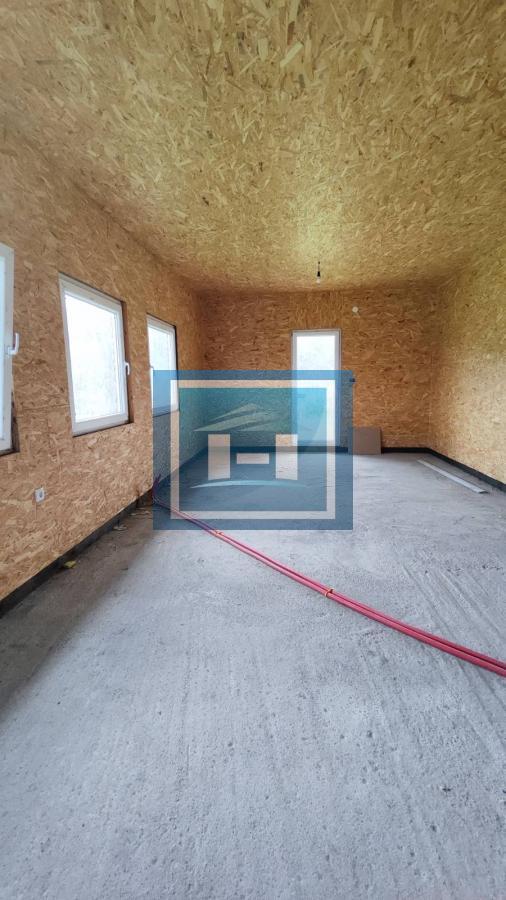 Kuća na parceli od 10 hektara zemlje u okolini Batočine 17