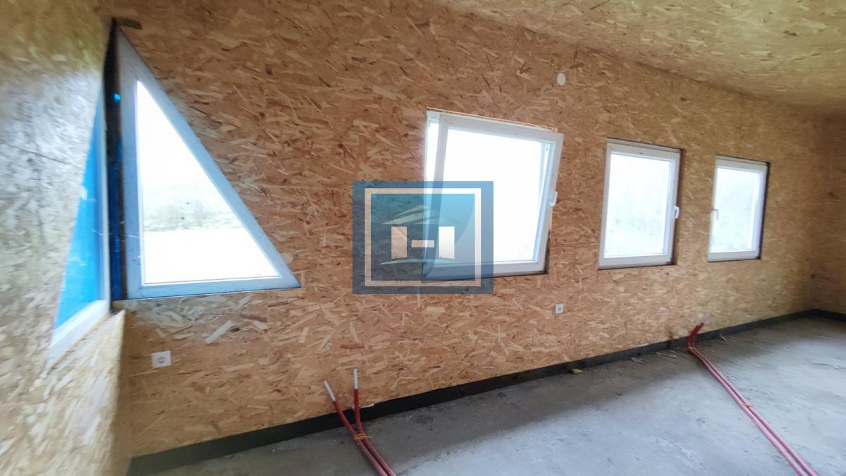 Kuća na parceli od 10 hektara zemlje u okolini Batočine 18