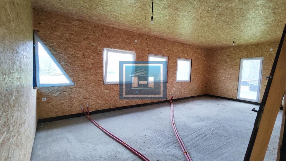 Kuća na parceli od 10 hektara zemlje u okolini Batočine 19