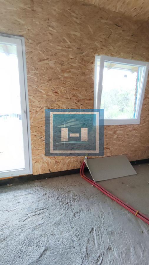 Kuća na parceli od 10 hektara zemlje u okolini Batočine 22