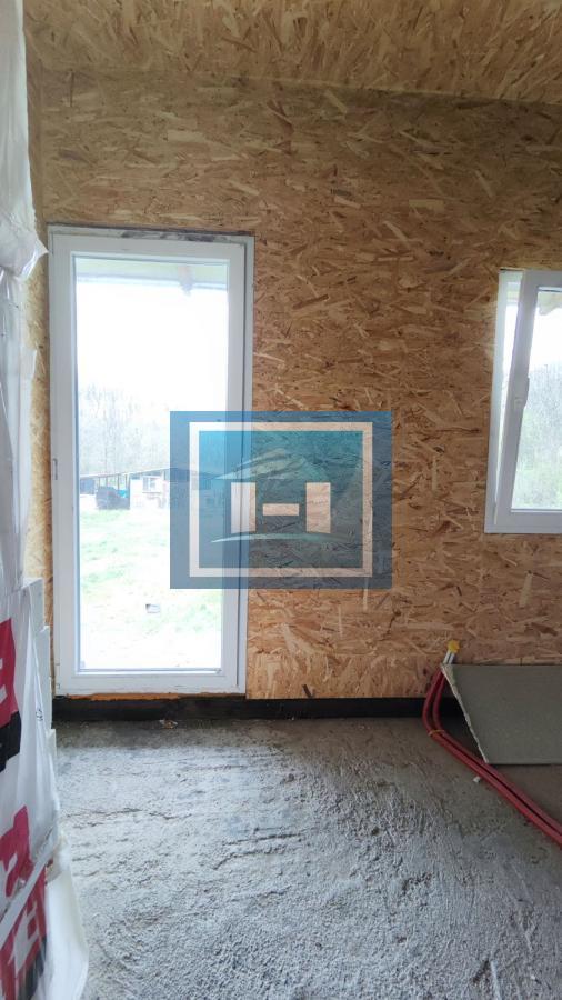 Kuća na parceli od 10 hektara zemlje u okolini Batočine 24