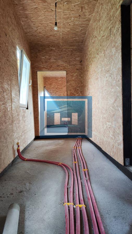 Kuća na parceli od 10 hektara zemlje u okolini Batočine 25