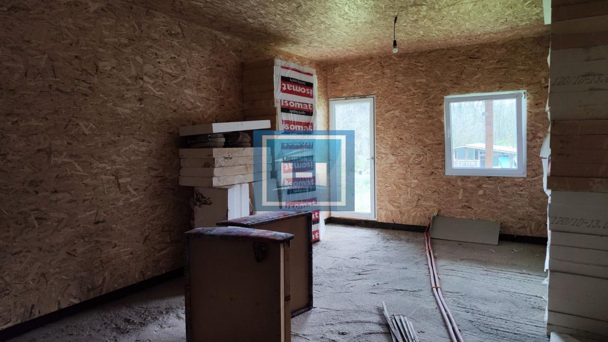 Kuća na parceli od 10 hektara zemlje u okolini Batočine 26