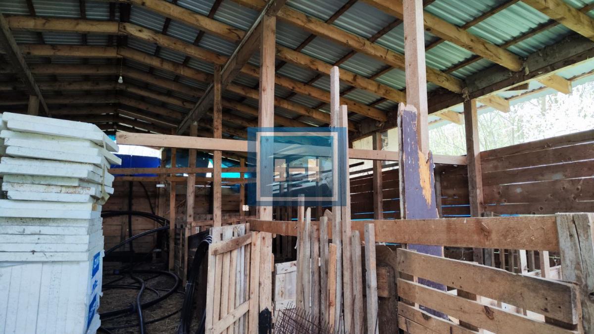 Kuća na parceli od 10 hektara zemlje u okolini Batočine 27