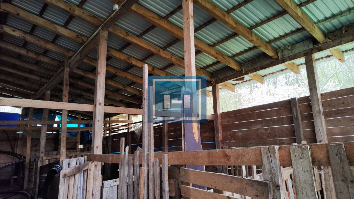 Kuća na parceli od 10 hektara zemlje u okolini Batočine 28