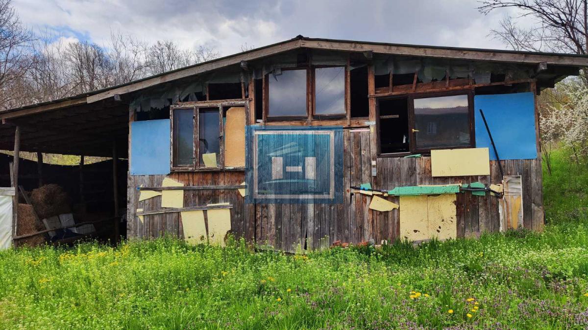 Kuća na parceli od 10 hektara zemlje u okolini Batočine 31