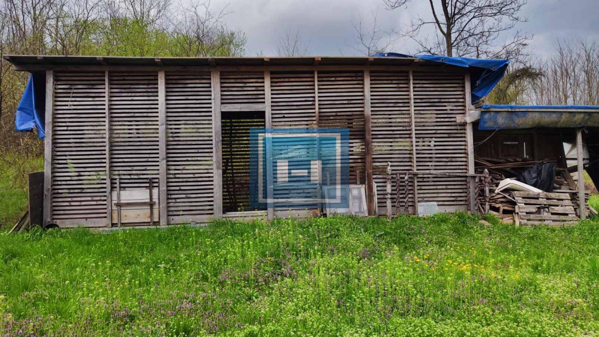Kuća na parceli od 10 hektara zemlje u okolini Batočine 32