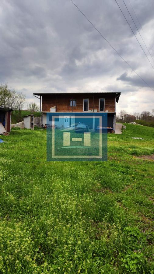 Kuća na parceli od 10 hektara zemlje u okolini Batočine 35