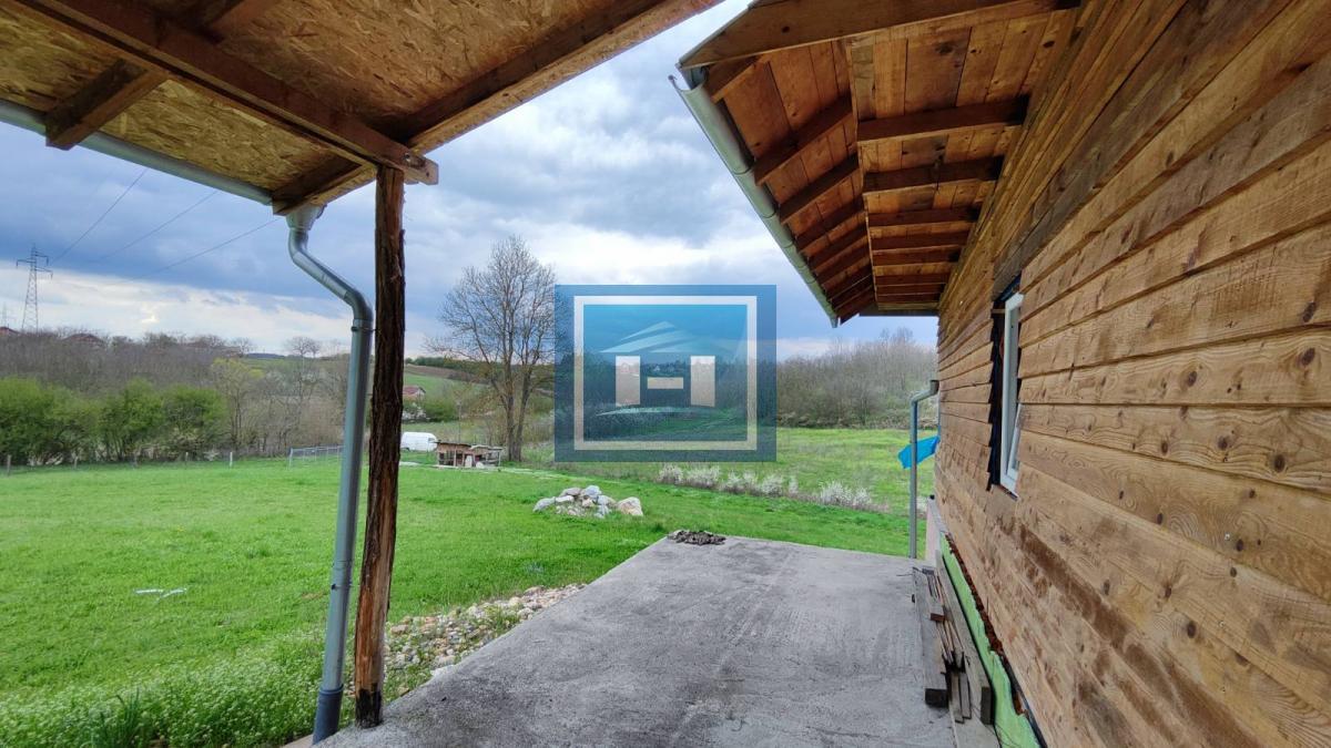 Kuća na parceli od 10 hektara zemlje u okolini Batočine 12