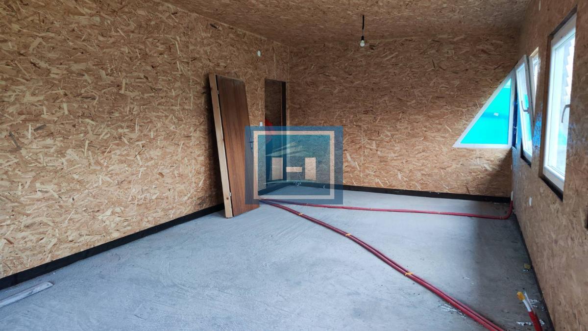 Kuća na parceli od 10 hektara zemlje u okolini Batočine 13