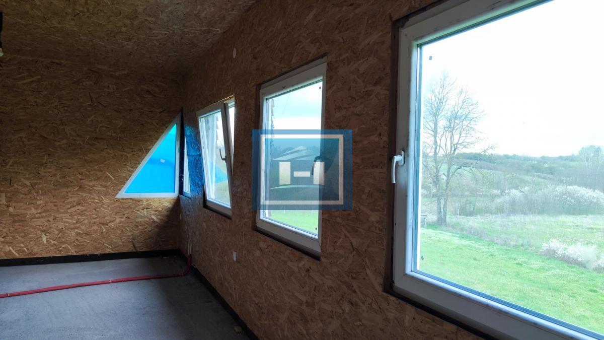 Kuća na parceli od 10 hektara zemlje u okolini Batočine 14