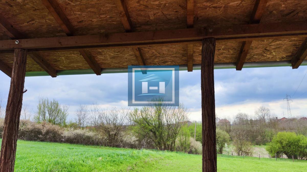 Kuća na parceli od 10 hektara zemlje u okolini Batočine 15