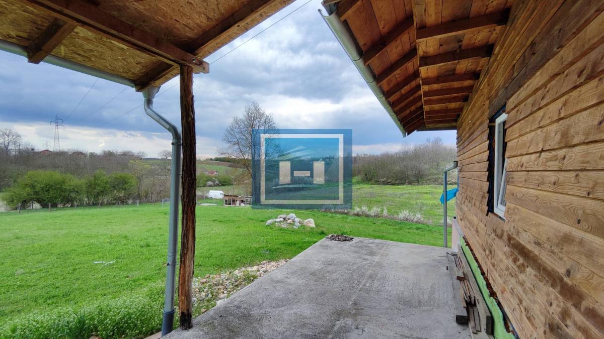 Kuća na parceli od 10 hektara zemlje u okolini Batočine 8