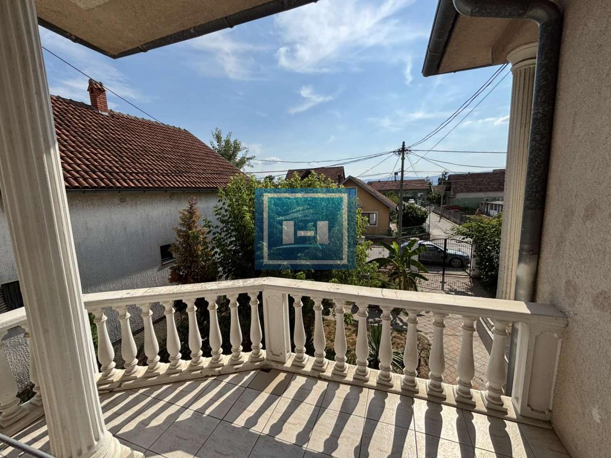 Prodaje se stan u Kući sa nameštajem 11