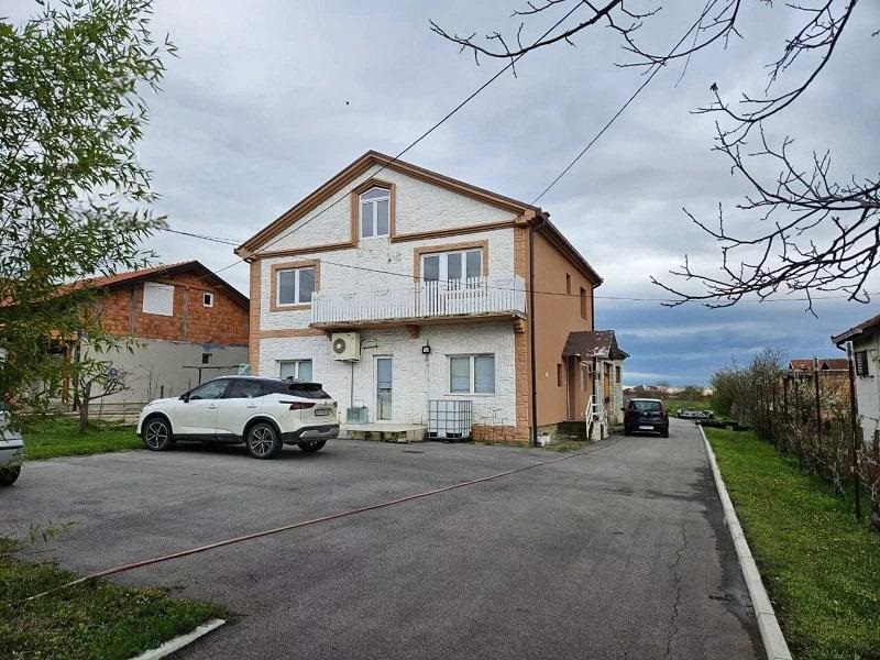 Kuca u Rajkovcu sa pomocnim objektima i placem 1