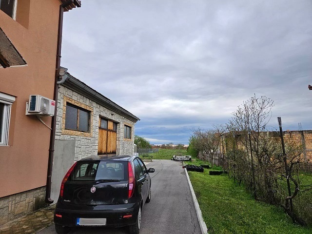 Kuca u Rajkovcu sa pomocnim objektima i placem 2