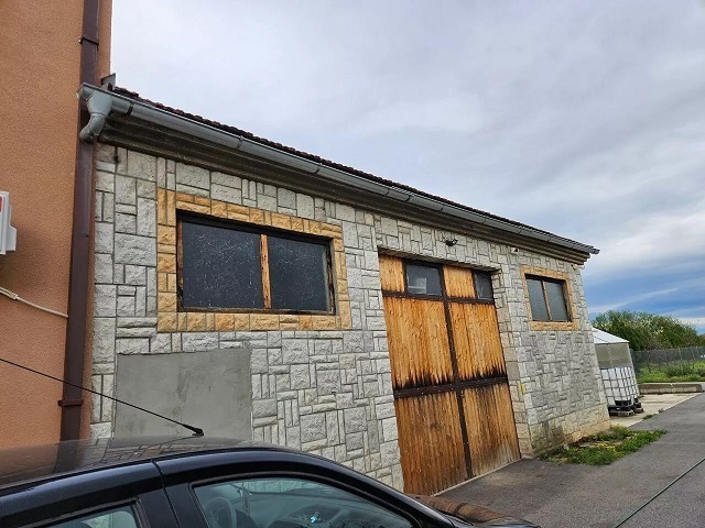 Kuca u Rajkovcu sa pomocnim objektima i placem 3