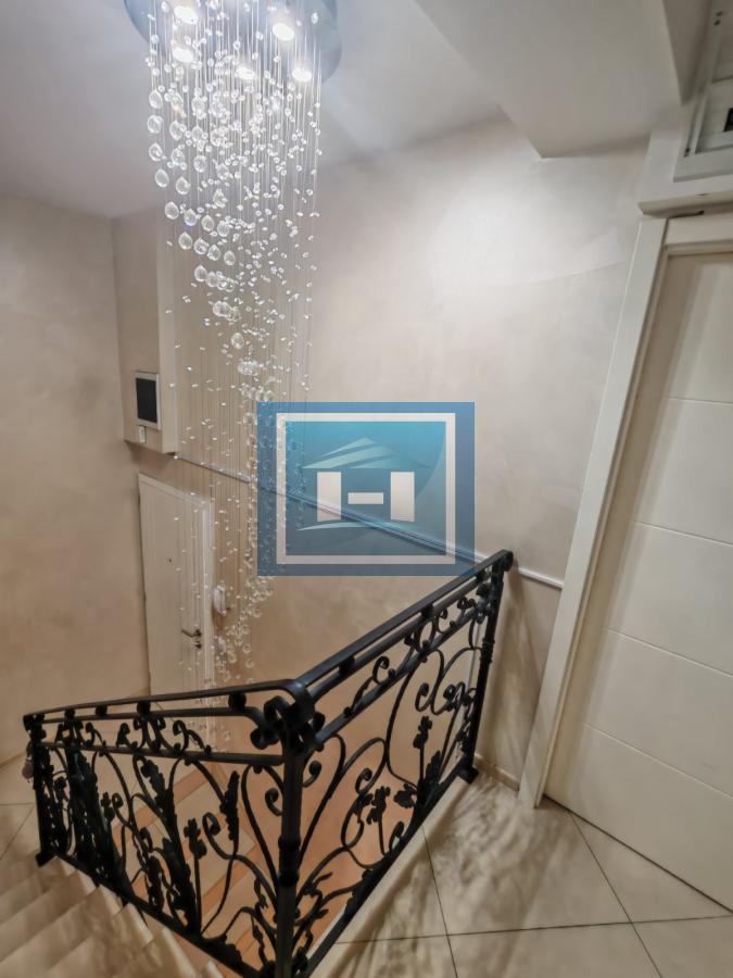 Luksuzan stan u novogradnji sa sopstvenim dvorištem, teretanom i 4 spavaće sobe+dva parking mesta 8