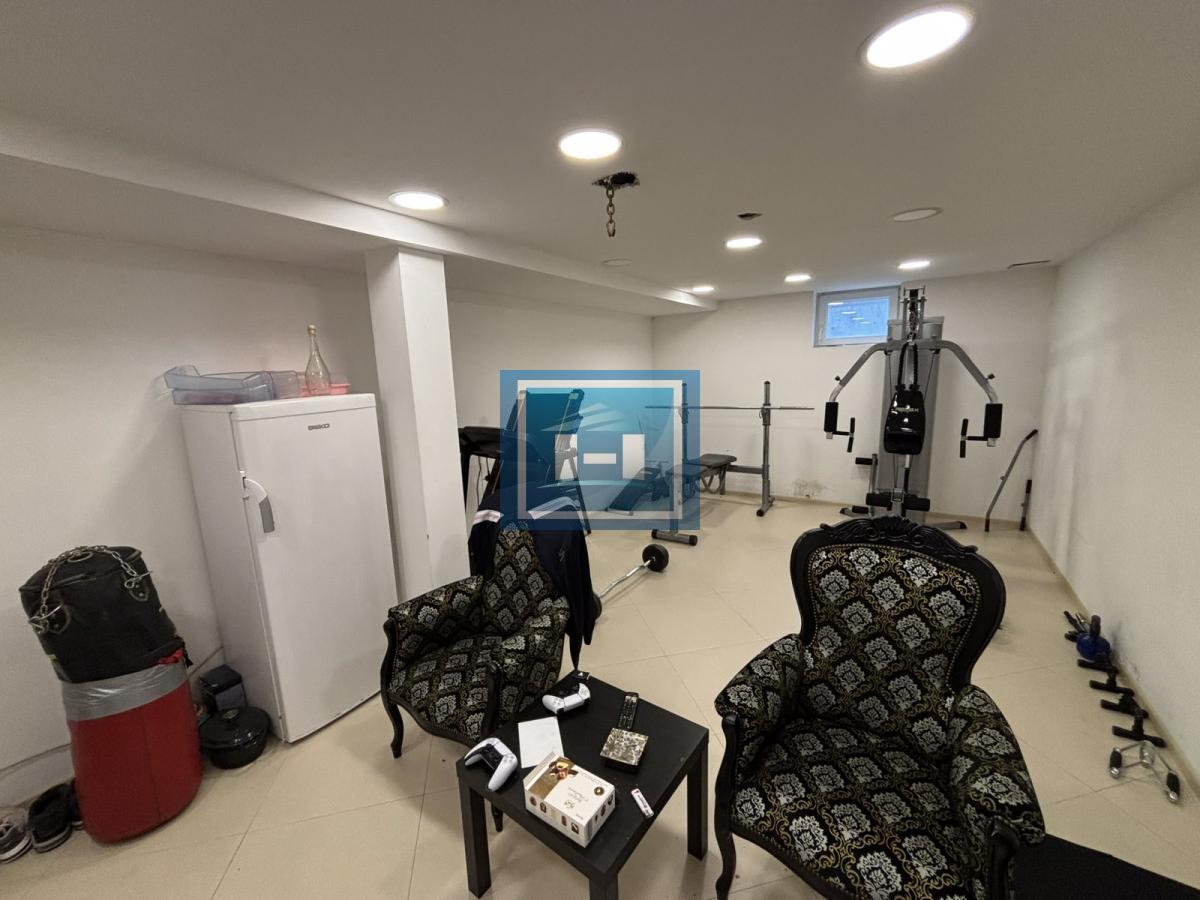 Luksuzan stan u novogradnji sa sopstvenim dvorištem, teretanom i 4 spavaće sobe+dva parking mesta 15