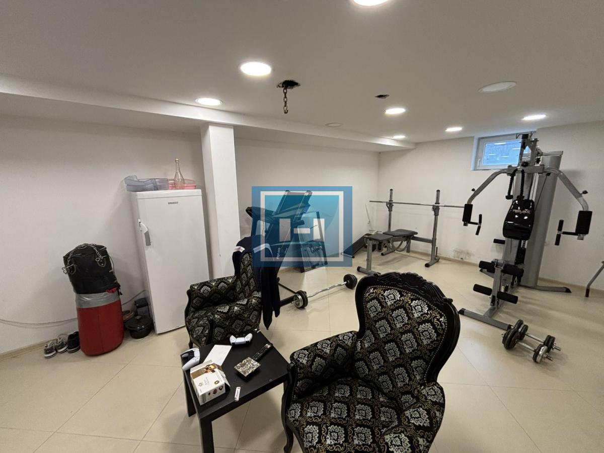 Luksuzan stan u novogradnji sa sopstvenim dvorištem, teretanom i 4 spavaće sobe+dva parking mesta 16